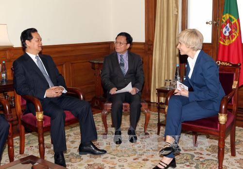 นายกรัฐมนตรีเหงียนเติ๊นหยุงพบปะกับประธานรัฐสภาโปรตุเกส